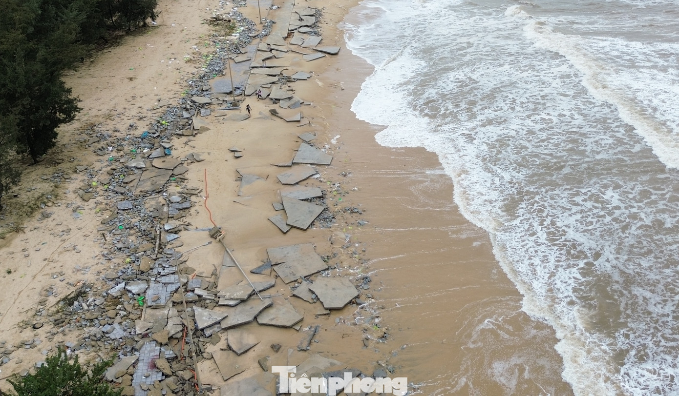 Kè biển tại khu bãi tắm Phú Thuận bị sóng phá nát. Nước biển dâng cao, tràn vào khu dân cư buộc chính quyền xã Phú Thuận di dời khẩn cấp hơn 12 hộ dân đến nơi an toàn.
