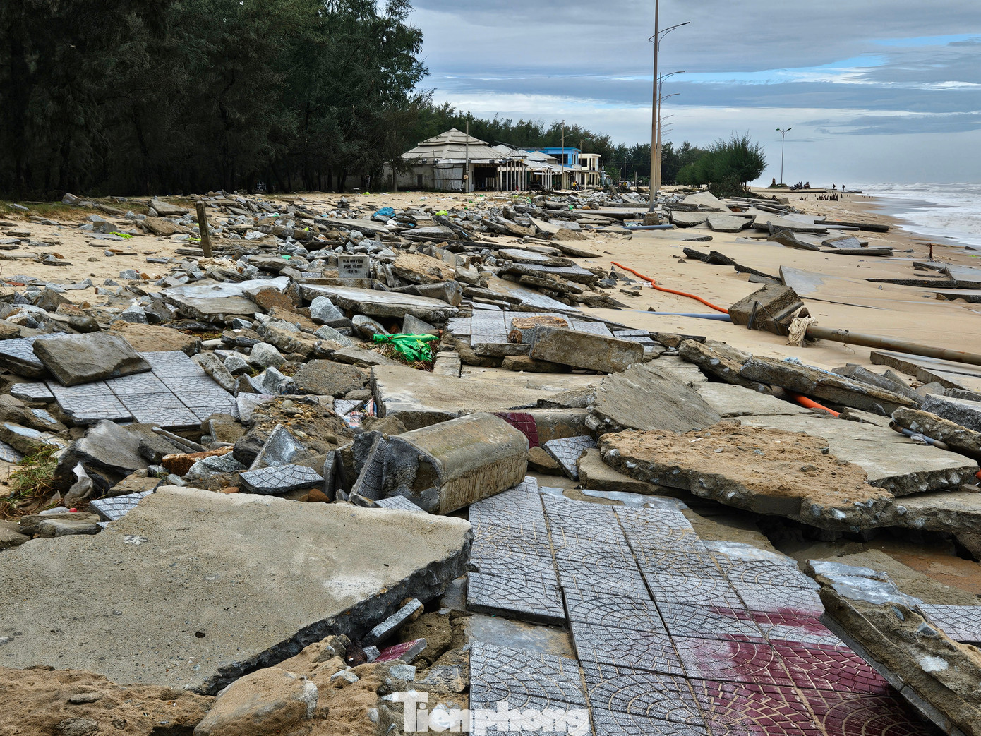 Kè biển tại khu bãi tắm Phú Thuận bị sóng phá nát. Nước biển dâng cao, tràn vào khu dân cư buộc chính quyền xã Phú Thuận di dời khẩn cấp hơn 12 hộ dân đến nơi an toàn.