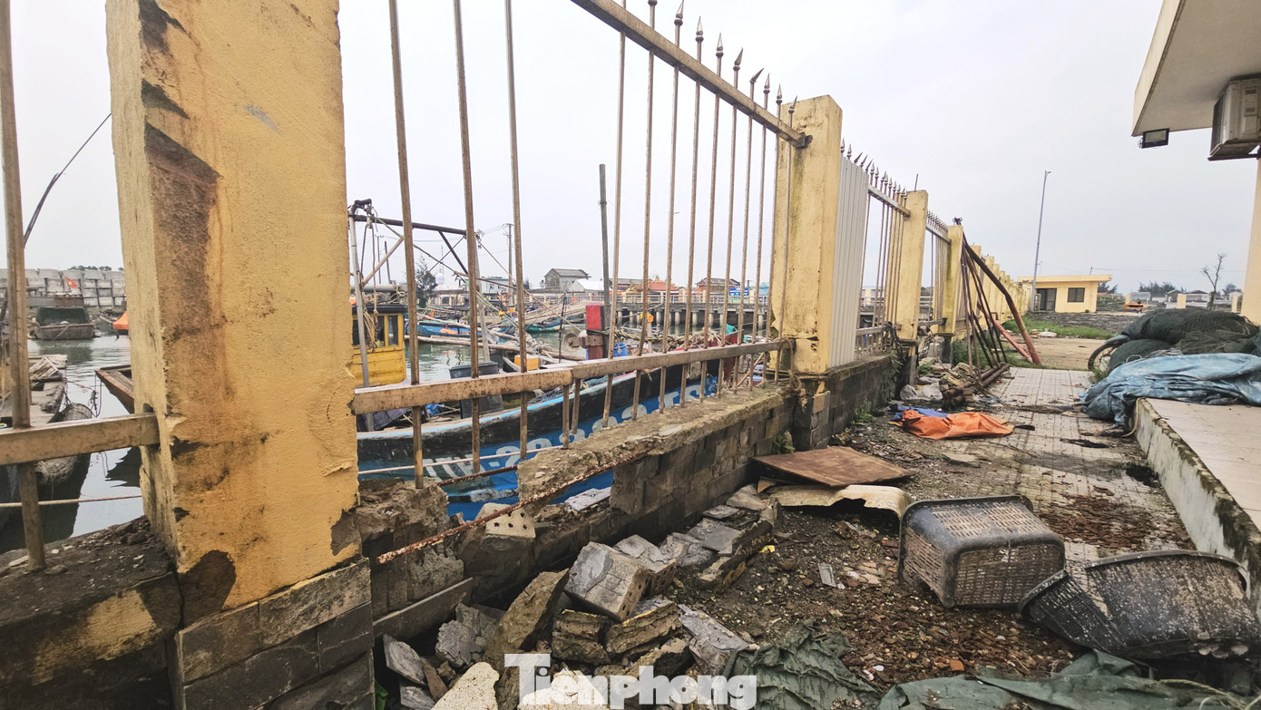 Tuy nhiên, theo người có trách nhiệm của Ban lý dự án đầu tư xây dựng cảng cá Thuận An (thuộc Sở Nông nghiệp và Môi trường TP Huế - đại diện chủ đầu tư), việc ngư dân biến hàng rào bảo vệ cảng cá làm nơi neo đậu, dẫn đến hư hỏng các kết cấu hạ tầng kỹ thuật nơi đây là không thể chấp nhận. Trách nhiệm bảo vệ công trình sau bàn giao thuộc về Ban quản lý Cảng cá Thuận An.