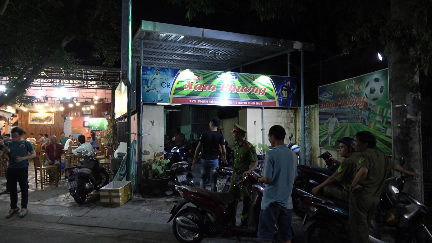 Quán cà phê Nam Phương - nơi Vinh và Huy tổ chức đánh bạc với số tiền gần 2 tỷ đồng. Quán cà phê Nam Phương - nơi Vinh và Huy tổ chức đánh bạc với số tiền gần 2 tỷ đồng.