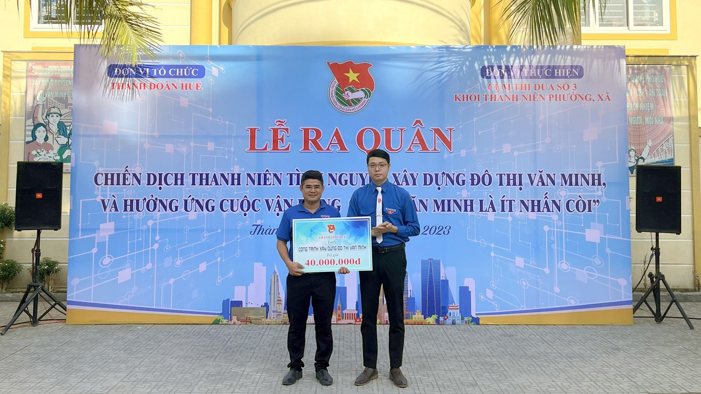 Trao tặng công trình thanh niên xây dựng đô thị văn minh tại phường Phú Hậu. Ảnh: TĐH