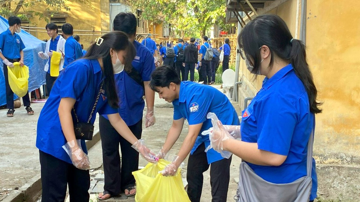 Tổng dọn vệ sinh tại phường Phú Hậu, TP Huế. Ảnh: TĐH