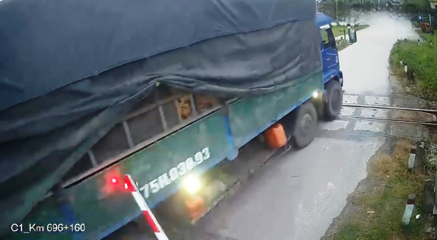 Xe tải tông hỏng gác chắn đường sắt khi hệ thống phòng vệ đảm bảo an toàn chạy tàu đang hoạt động. Ảnh cắt từ clip