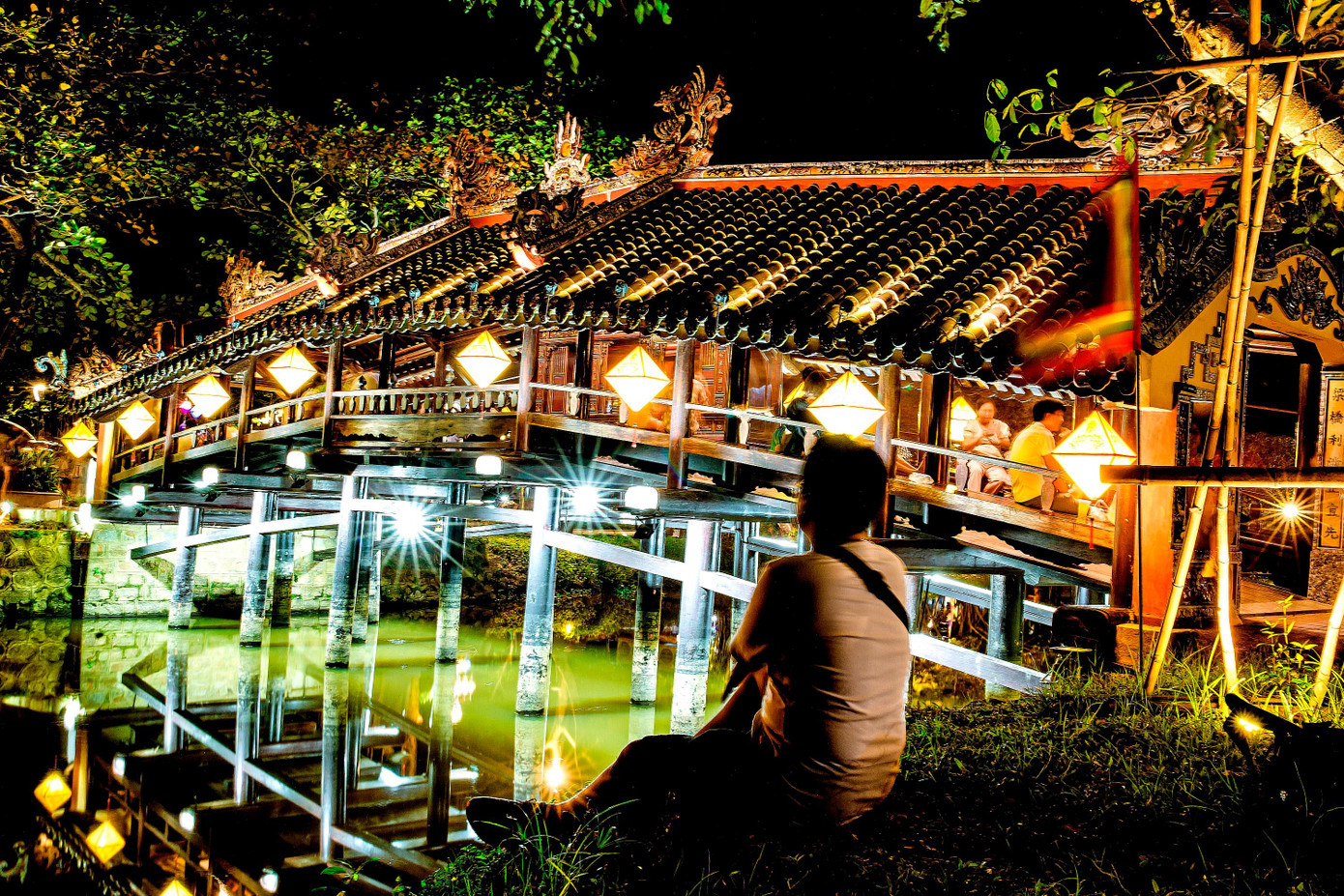 Để làm mới và đa dạng hóa các hoạt động văn hóa, văn nghệ, sinh hoạt dân gian... thu hút du khách đến với di tích kiến trúc Cầu Ngói độc đáo có tuổi đời gần 250 năm và không gian du lịch cộng đồng nơi đây, thời gian qua, chính quyền địa phương cùng ngành văn hóa, du lịch của thị xã Hương Thủy và tỉnh TT-Huế đã nỗ lực xây dựng thêm phiên chợ đêm đậm chất dân dã hướng tới diễn ra mang tính định kỳ. Ảnh: Đình Hoàng