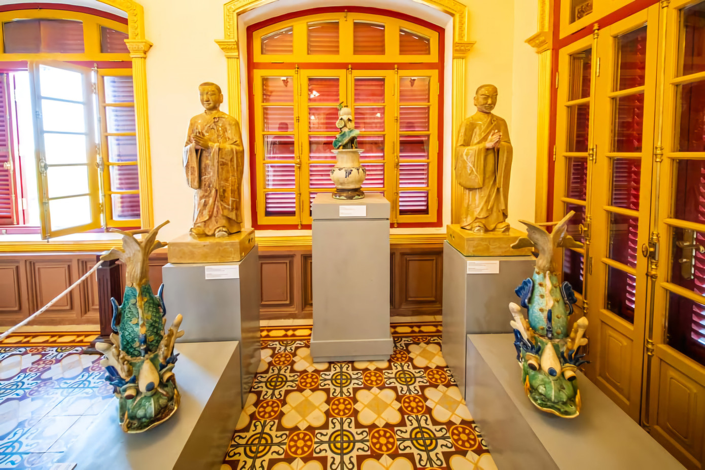 Cổ vật, hiện vật được lựa chọn theo những sưu tập thuộc các nhóm chất liệu như đồ pháp lam, đồ gốm sứ, đồ kim loại quý, đồ gỗ được chế tác dưới thời Nguyễn, dùng trong cung đình lẫn dân gian. Các cổ vật do tượng cục của triều đình chế tác, hoặc là tạo tác của cơ sở sản xuất trong nước hay được đặt hàng, mua từ nước ngoài về để sử dụng ở hoàng cung lẫn dân gian. Ảnh: Ng.D.