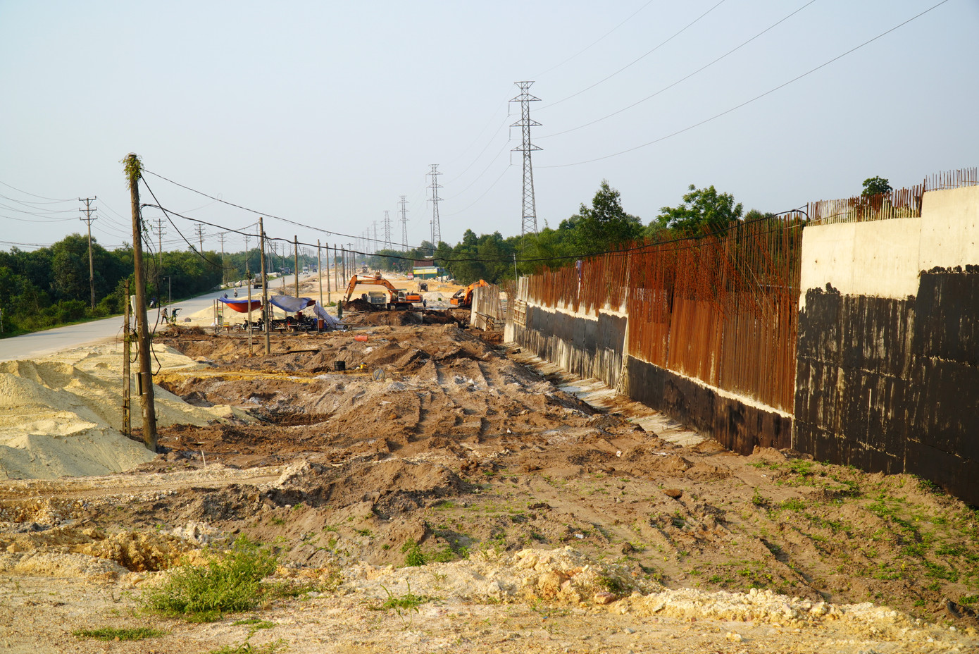 Theo BQLDA Đầu tư Xây dựng Công trình Giao thông tỉnh TT-Huế, trên tuyến hiện triển khai đồng loạt 4 mũi thi công. Trong đó, từ vị trí Km0 đến mố 1 cầu vượt đường sắt với chiều dài 600m hiện dần hoàn thiện rải cấp phối đá dăm, đến đầu tháng 5 sẽ thảm nhựa nửa đường bên phải, sau đó sẽ thảm nhựa nửa còn lại vào tháng 6.