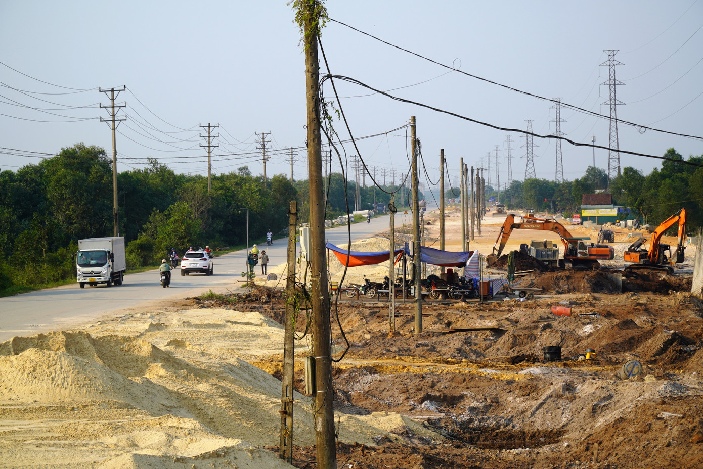 Cùng với dự án đường CHCN Thủy Phù - Vinh Thanh, tuyến đường Phong Điền - Điền Lộc là hai dự án kết nối giao thông quan trọng từ khu vực đồng bằng về phía vùng biển TT-Huế được triển khai thi công xây dựng hơn 10 năm trước.