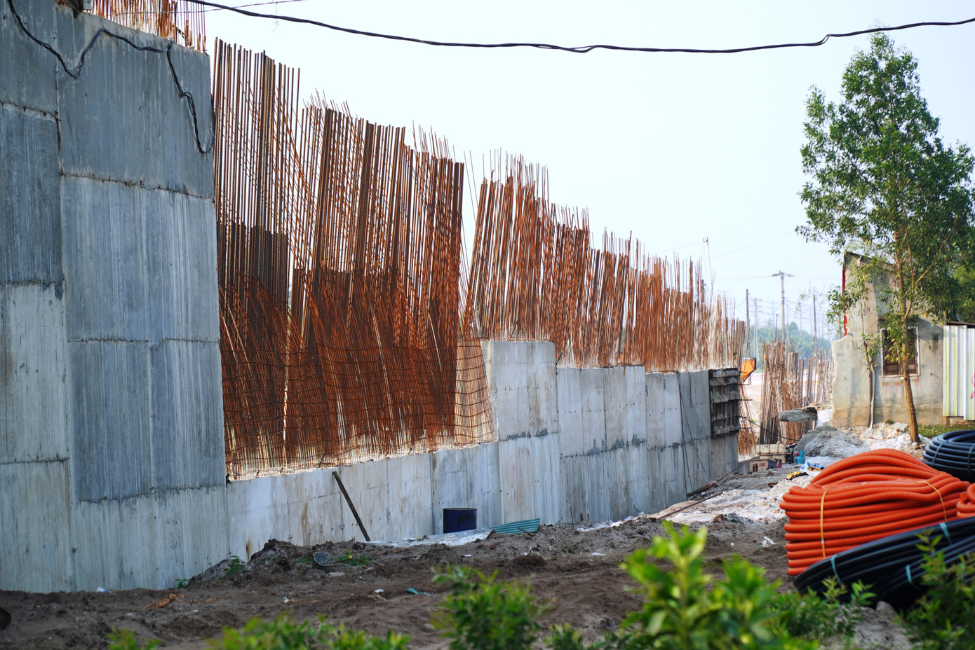 Tỉnh TT-Huế đã cân đối bố trí các nguồn vốn khác, nhưng với quy mô nhỏ lẻ để thi công một số hạng mục trước mắt phục vụ nhu cầu đi lại của người dân, nên không thể về đích đúng hạn sau 3 năm khởi công như kế hoạch tiến độ đặt ra ban đầu.