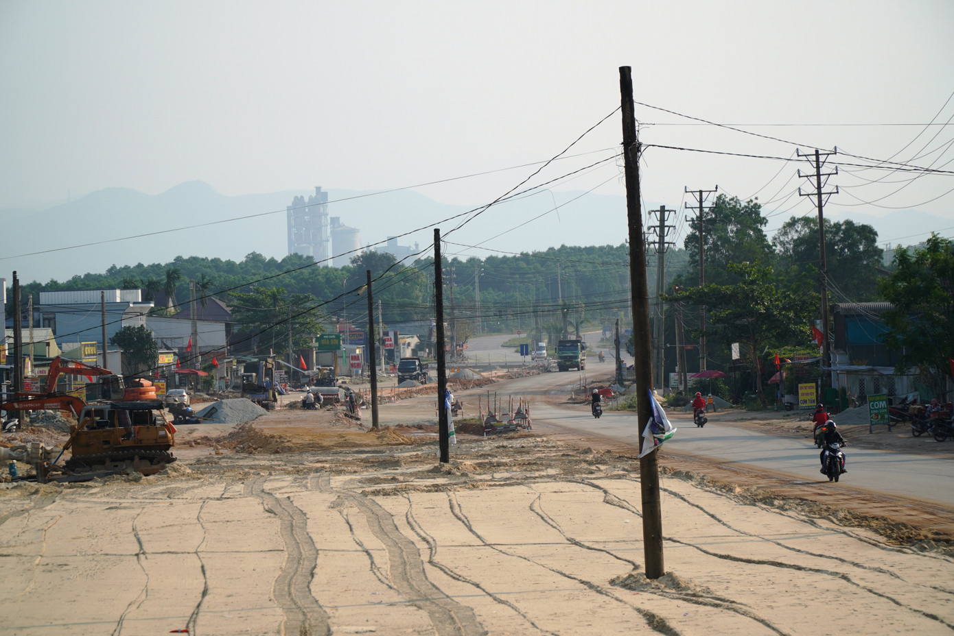 Việc điều chỉnh tăng vốn cho dự án được chủ đầu tư giải thích, nhằm phục vụ tái định cư cho dân, bổ sung cây xanh, mở rộng mặt đường đồng nhất 15 m toàn tuyến theo đơn giá mới về vật liệu xây dựng, nhân công so với cách đây hơn 10 năm.