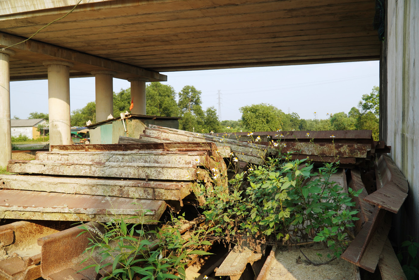 Trong khi đường CHCN Thủy Phù - Vinh Thanh đi qua thị xã Hương Thủy và huyện Phú Vang đã hoàn thành, đưa vào khai thác từ nhiều năm trước, thì đường Phong Điền - Điền Lộc vẫn ì ạch, chậm về đích dù triển khai thực hiện từ năm 2011.
