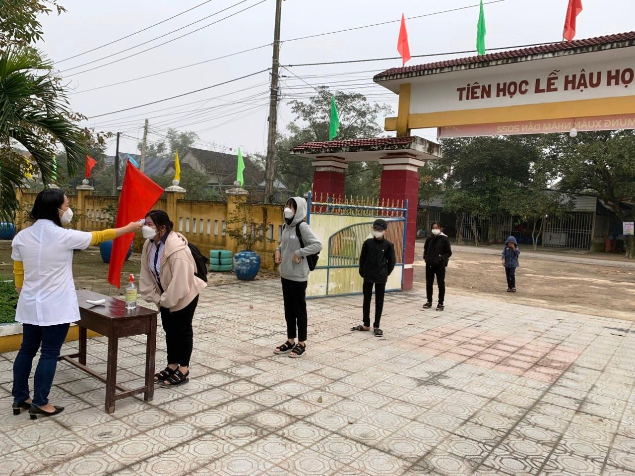 Nhà trường, học sinh tại TT-Huế tuân thủ yêu cầu phòng, chống dịch khi dạy, học trực tiếp tại trường Nhà trường, học sinh tại TT-Huế tuân thủ yêu cầu phòng, chống dịch khi dạy, học trực tiếp tại trường