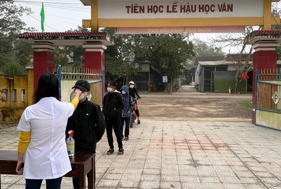 Học sinh lớp 6 tại Trường THCS Phú Xuân (huyện Phú Vang, TT-Huế) trở lại lớp sau nhiều tháng ở nhà học qua truyền hình, online Học sinh lớp 6 tại Trường THCS Phú Xuân (huyện Phú Vang, TT-Huế) trở lại lớp sau nhiều tháng ở nhà học qua truyền hình, online