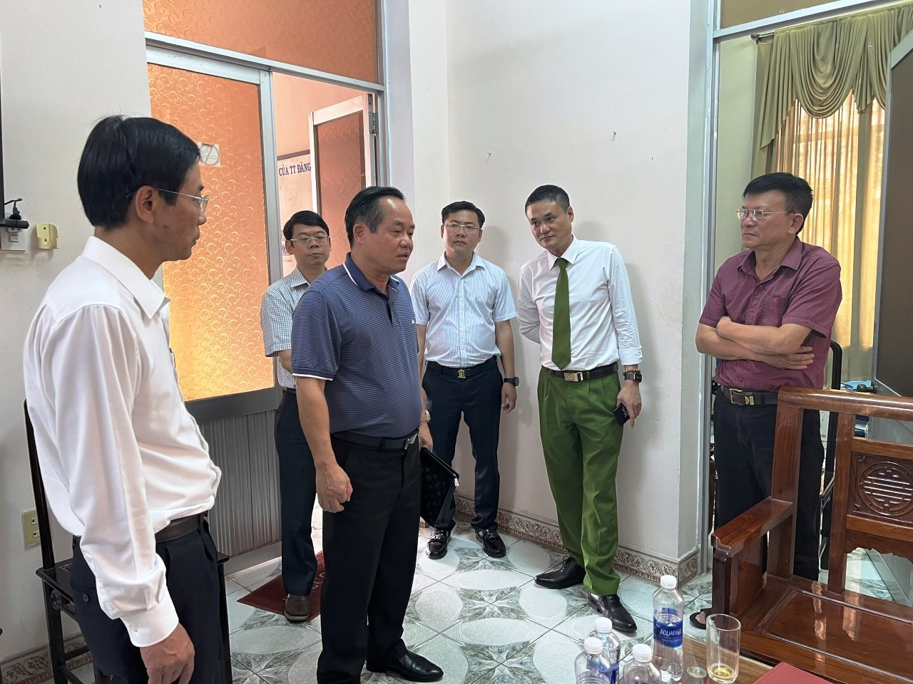 Trước khi bị bắt giữ, ông Đào Hữu Long (bìa phải) từng khẳng định, luôn chỉ đạo cấp dưới làm đúng quy trình, quy định trong hoạt động đăng kiểm xe cơ giới. Ảnh: CACC