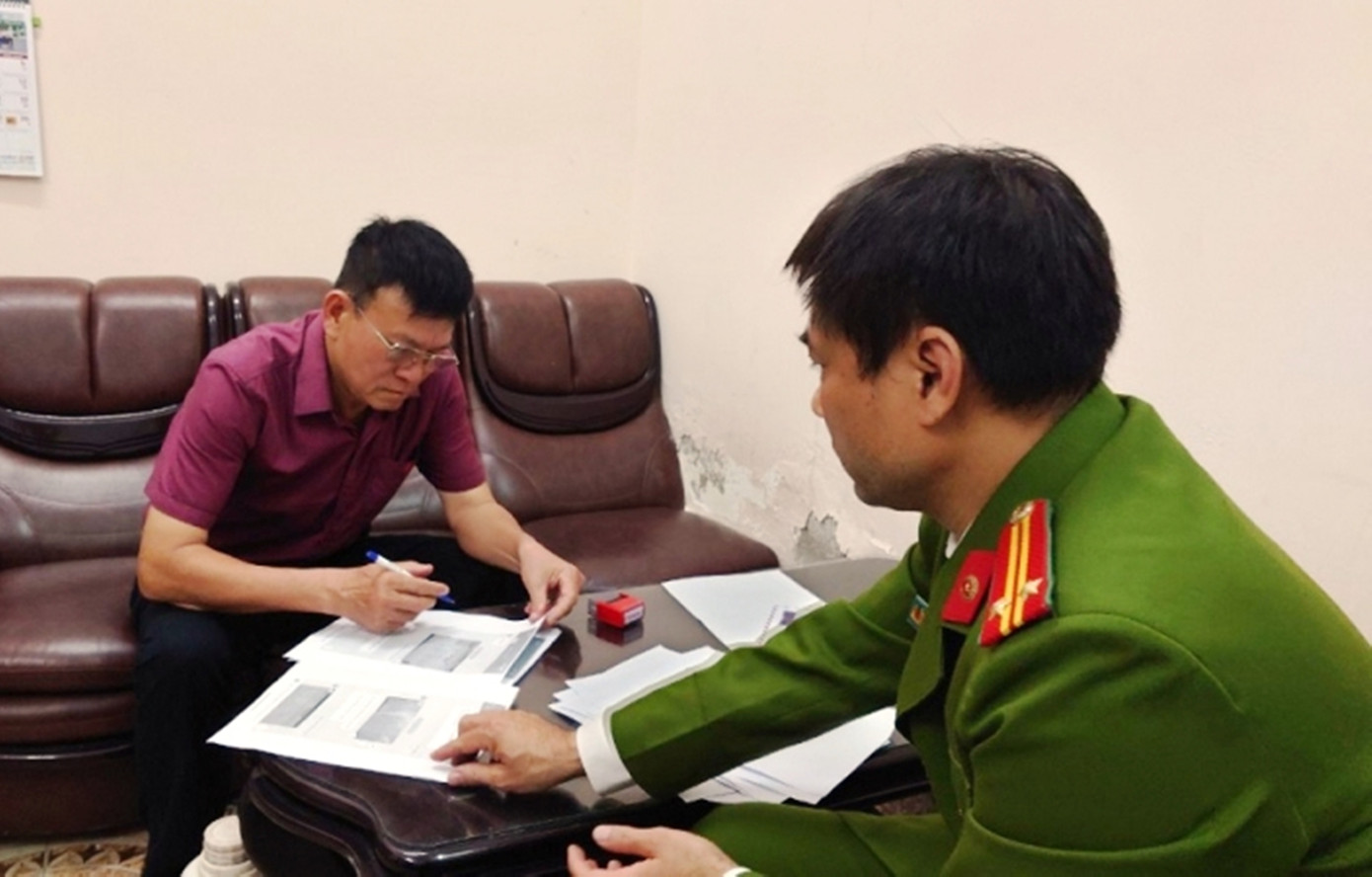 Ông Đào Hữu Long trong một lần làm việc với công an. Ảnh: CACC