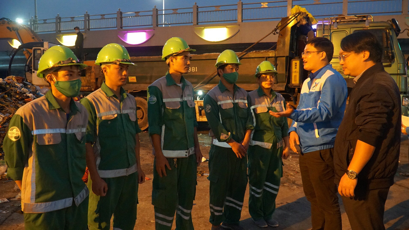 Bí thư Tỉnh Đoàn TT-Huế Nguyễn Thanh Hoài cùng thành viên tham gia chương trình ân cần thăm hỏi, động viên thanh niên công nhân môi trường làm việc xuyên giao thừa. Ảnh: N.V Bí thư Tỉnh Đoàn TT-Huế Nguyễn Thanh Hoài cùng thành viên tham gia chương trình ân cần thăm hỏi, động viên thanh niên công nhân môi trường làm việc xuyên giao thừa. Ảnh: N.V