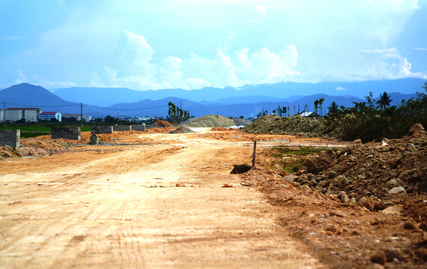 Ghi nhận của PV tại hiện trường đoạn cuối tuyến do Công ty TNHH Xây dựng tổng hợp Minh Đạt đảm nhận xây dựng gần điểm giao với dự án đường Phú Mỹ - Thuận An, trên công trường kéo dài không có một bóng công nhân, xe máy, phương tiện cơ giới làm việc.