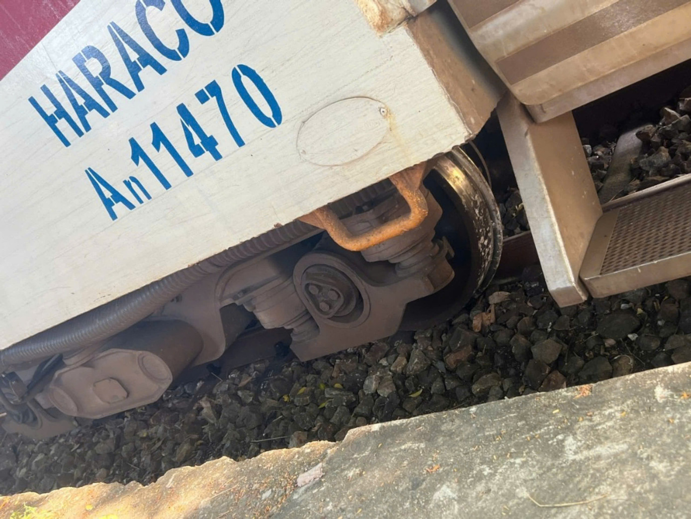 Tàu hỏa bị trật bánh khỏi đường ray khi lưu thông qua địa phận huyện Phú Lộc, tỉnh TT-Huế.