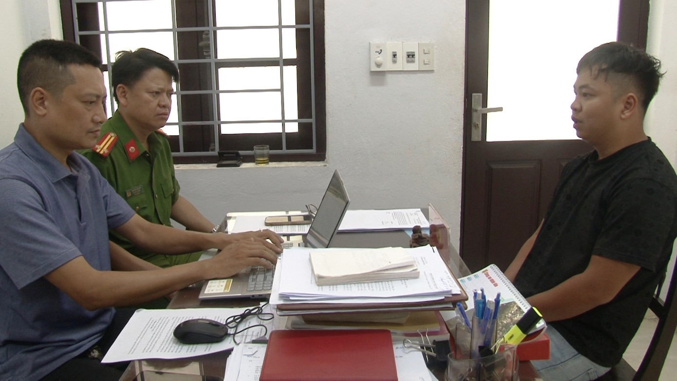 Đối tượng Văn Hữu Long (bìa phải) tại cơ quan công an. Đối tượng Văn Hữu Long (bìa phải) tại cơ quan công an.