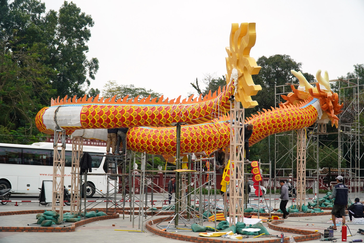 Thân rồng được làm bằng khung thép tròn, có nhiều đoạn uốn lượn từ đầu, thân, đến phần đuôi.