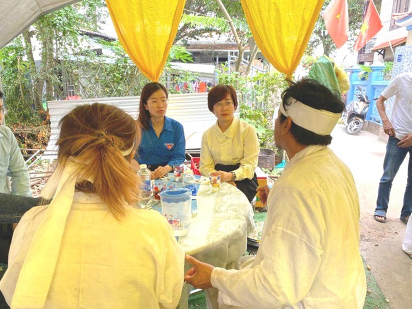 Lãnh đạo Tỉnh Đoàn TT-Huế cùng đại diện cơ quan chức năng thăm, động viên gia đình có nạn nhân đuối nước tử vong tại xã Phú Hải Lãnh đạo Tỉnh Đoàn TT-Huế cùng đại diện cơ quan chức năng thăm, động viên gia đình có nạn nhân đuối nước tử vong tại xã Phú Hải