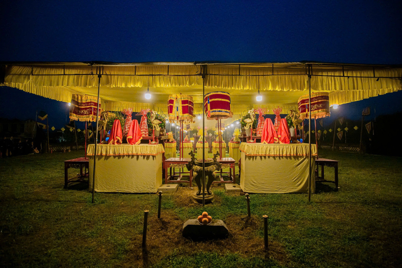 Theo các sử liệu, đàn Xã Tắc được xây dựng vào năm 1806 dưới thời vua Gia Long. Đây là một trong những di tích cung đình đặc biệt quan trọng của Cố đô Huế. Dưới thời nhà Nguyễn, đàn Xã Tắc được xếp cùng hàng với đàn Nam Giao và Ngũ miếu trong Hoàng thành, là một trong những miếu đàn trọng yếu của triều đình và hoàng gia. Theo các sử liệu, đàn Xã Tắc được xây dựng vào năm 1806 dưới thời vua Gia Long. Đây là một trong những di tích cung đình đặc biệt quan trọng của Cố đô Huế. Dưới thời nhà Nguyễn, đàn Xã Tắc được xếp cùng hàng với đàn Nam Giao và Ngũ miếu trong Hoàng thành, là một trong những miếu đàn trọng yếu của triều đình và hoàng gia.