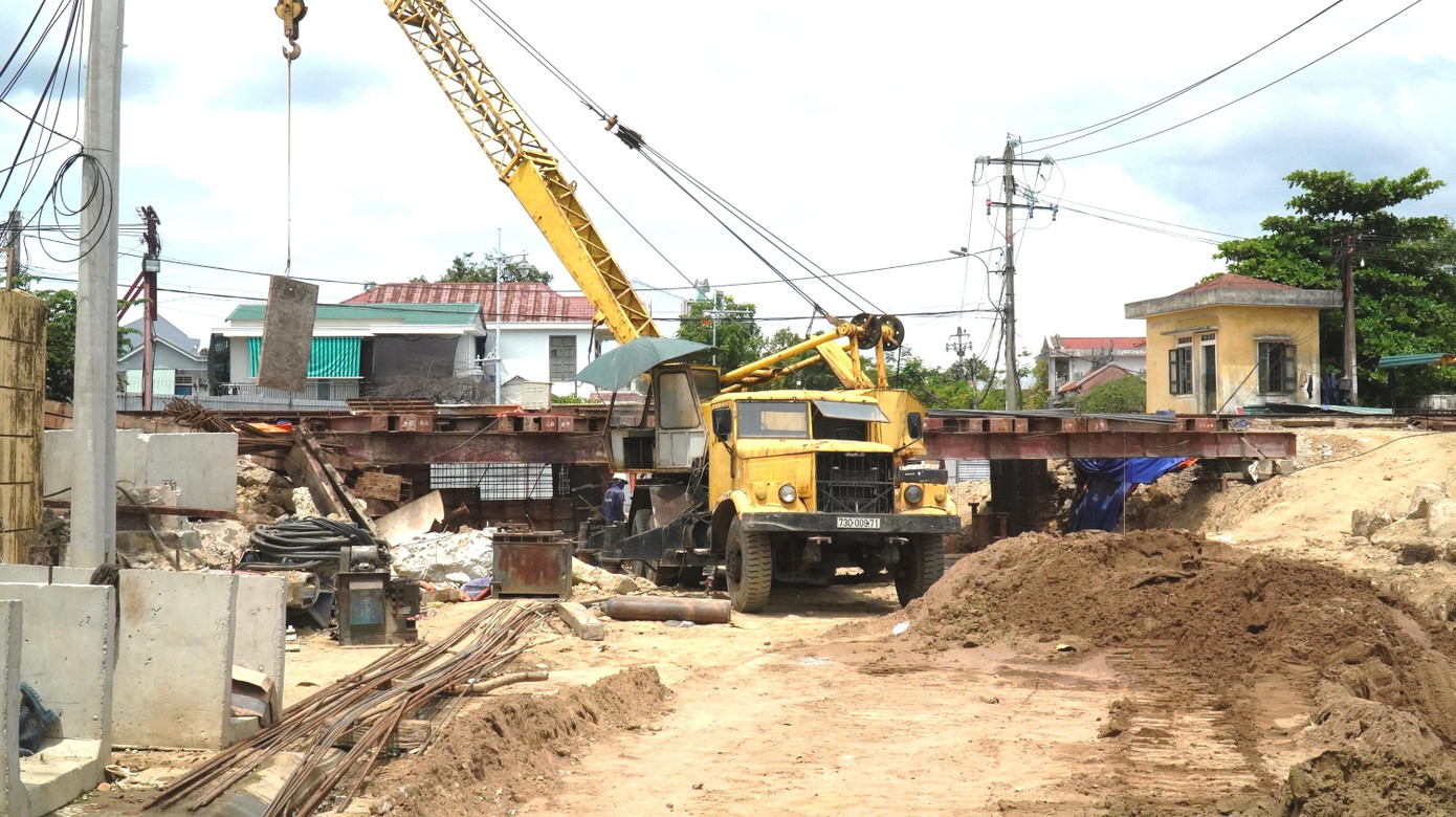 Tháng 6 vừa qua, UBND tỉnh TT-Huế đã phát đi thông tin nêu ý kiến chính thức về tên gọi công trình kể trên. UBND tỉnh TT-Huế khẳng định, cơ quan này không có chủ trương đổi tên công viên Dã Viên và cầu Lòn, vì đây là những công trình, địa danh gắn với lịch sử và sự phát triển của Huế. Còn chính quyền thành phố Huế cho rằng, “cầu Chui” chỉ là tên của dự án.