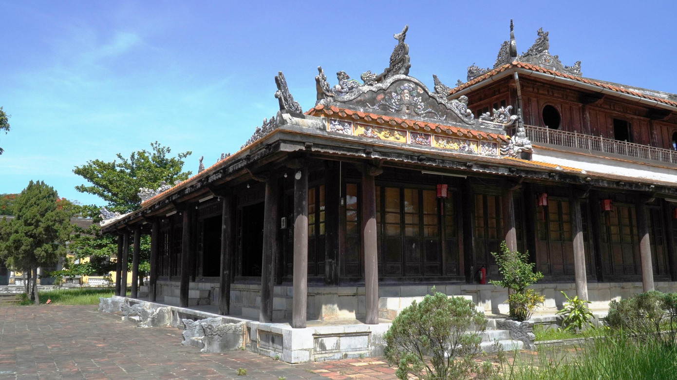 Năm 1908, thời vua Duy Tân, Quốc Tử giám được di dời về nằm bên trong Kinh thành Huế, vị trí hiện nay tại số 1 đường 23/8 (phường Đông Ba, TP Huế).