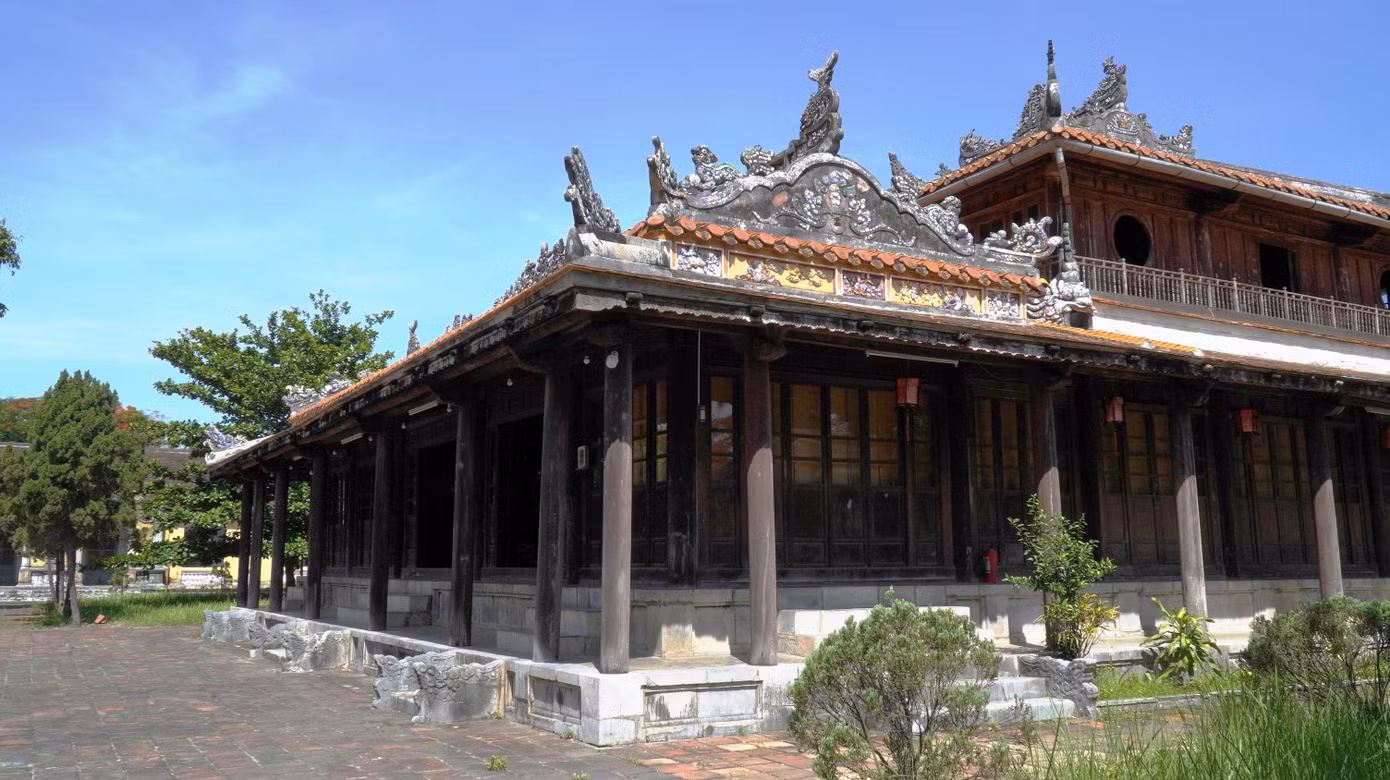 Năm 1908, thời vua Duy Tân, Quốc Tử giám được di dời về nằm bên trong Kinh thành Huế, vị trí hiện nay tại số 1 đường 23/8 (phường Đông Ba, TP Huế).