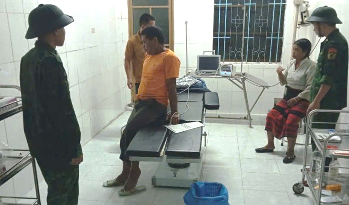 Vợ chồng ông Khưa bà Hơ được đưa đi cấp cứu. Vợ chồng ông Khưa bà Hơ được đưa đi cấp cứu.