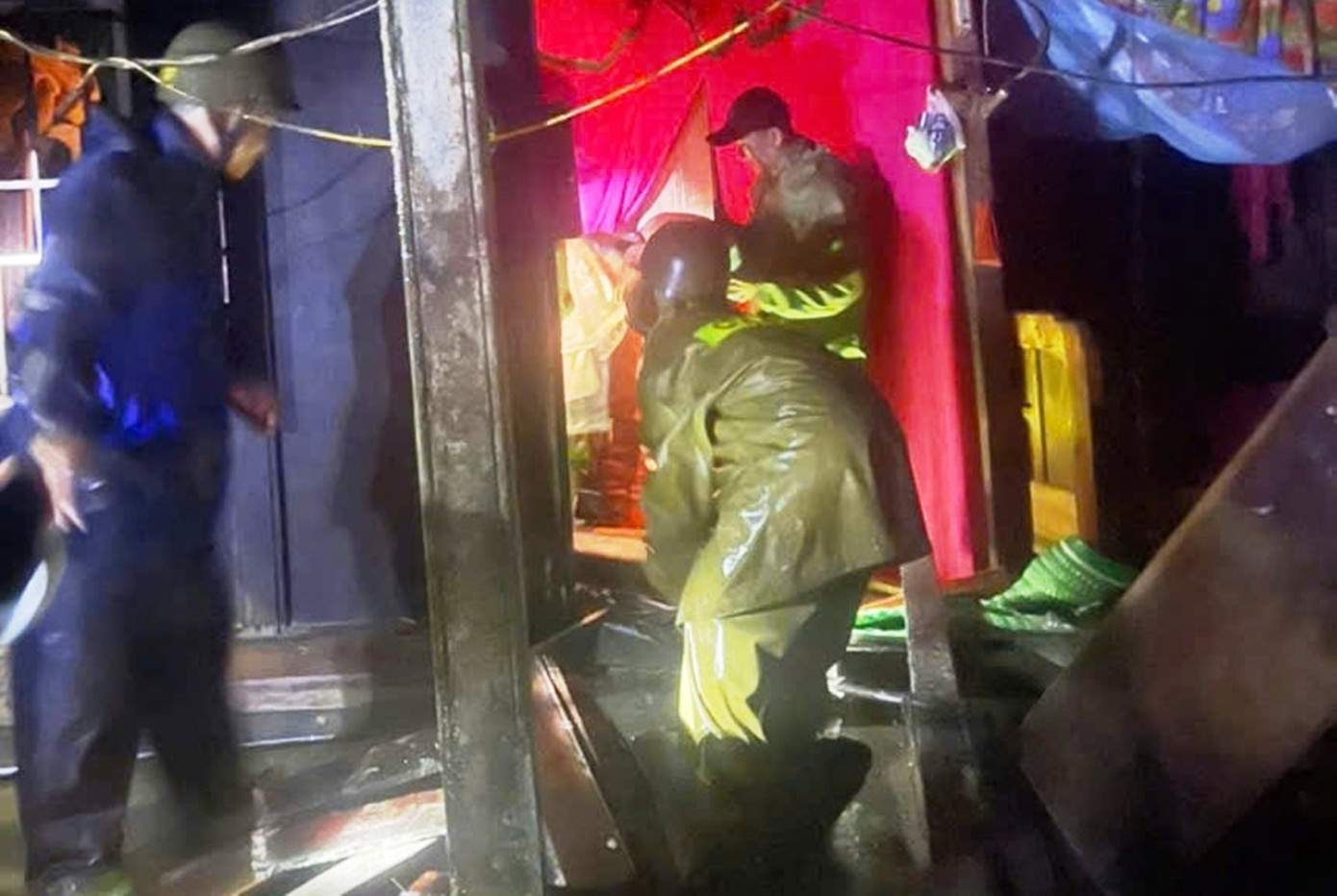 Lực lượng chức năng tại huyện A Lưới hỗ trợ dân vùng sạt lở đất di dời người, tài sản đến nơi an toàn. Lực lượng chức năng tại huyện A Lưới hỗ trợ dân vùng sạt lở đất di dời người, tài sản đến nơi an toàn.