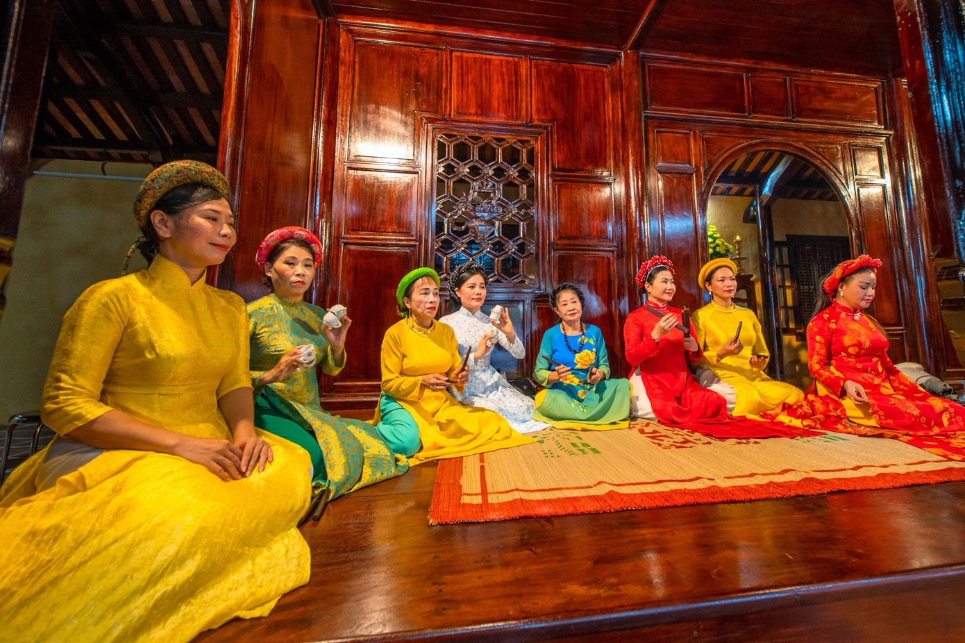 Không gian biểu diễn ca Huế tại di tích Châu Hương Viên. Không gian biểu diễn ca Huế tại di tích Châu Hương Viên.