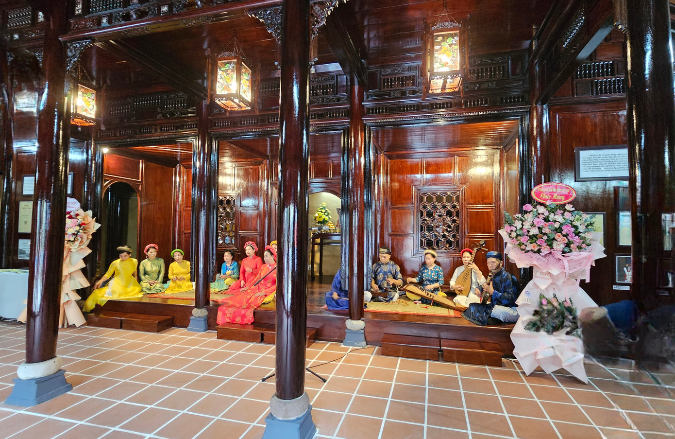 Không gian biểu diễn ca Huế tại di tích Châu Hương Viên. Không gian biểu diễn ca Huế tại di tích Châu Hương Viên.