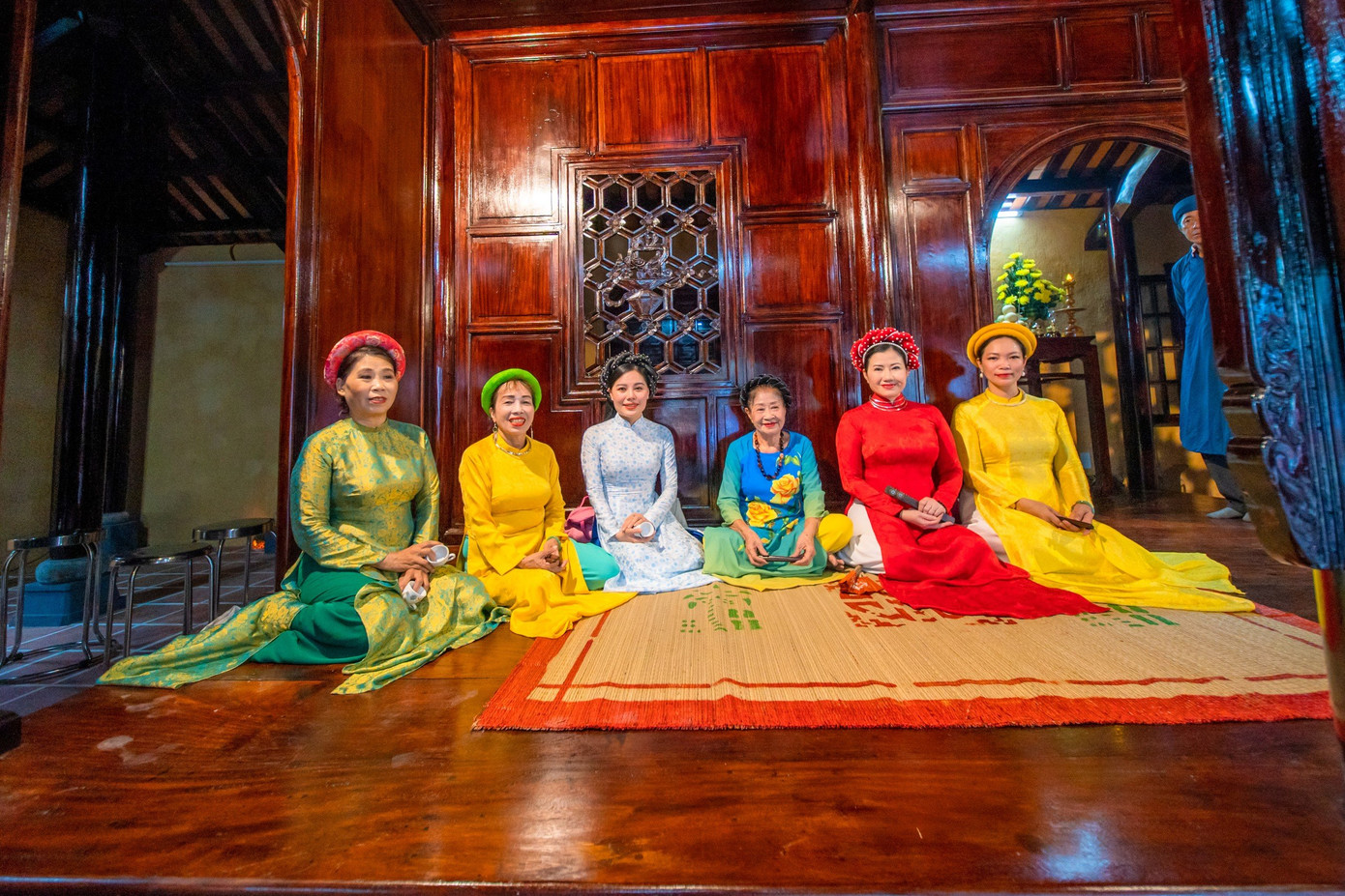 Không gian biểu diễn ca Huế tại di tích Châu Hương Viên. Không gian biểu diễn ca Huế tại di tích Châu Hương Viên.