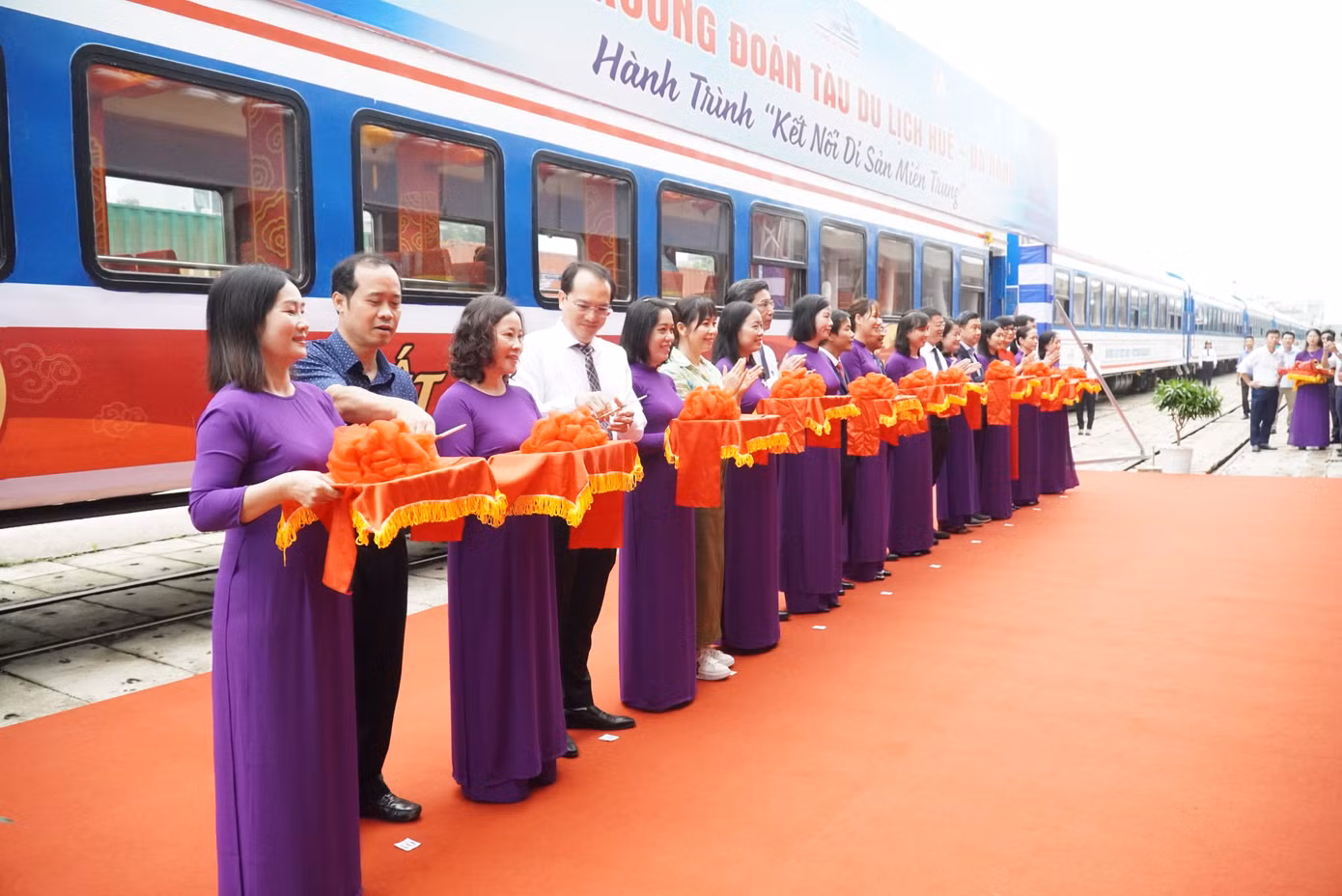 Đúng theo kế hoạch đặt ra, đoàn tàu lửa “Kết nối di sản miền Trung” từ Huế đi Đà Nẵng đã xuất phát vào sáng 26/3 để đưa người dân, du khách trải nghiệm, khám phá các danh lam, thắng cảnh, di tích nổi tiếng trên hành trình di sản miền Trung.
