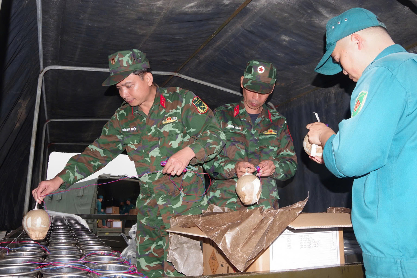 Theo Thượng tá Lê Xuân Sanh - Chỉ huy trưởng Ban CHQS quận Phú Xuân, công tác chuẩn bị và tổ chức bắn pháo hoa tại khu vực Kỳ Đài được xác định là một nhiệm vụ quan trọng. Với quyết tâm cao, công tác chuẩn bị đã được hoàn tất trong sáng 29 Tết, sẵn sàng phục vụ nhân dân thưởng thức trọn vẹn những màn pháo hoa đẹp mắt, giàu cảm xúc vào thời khắc đón chào năm mới Ất Tỵ