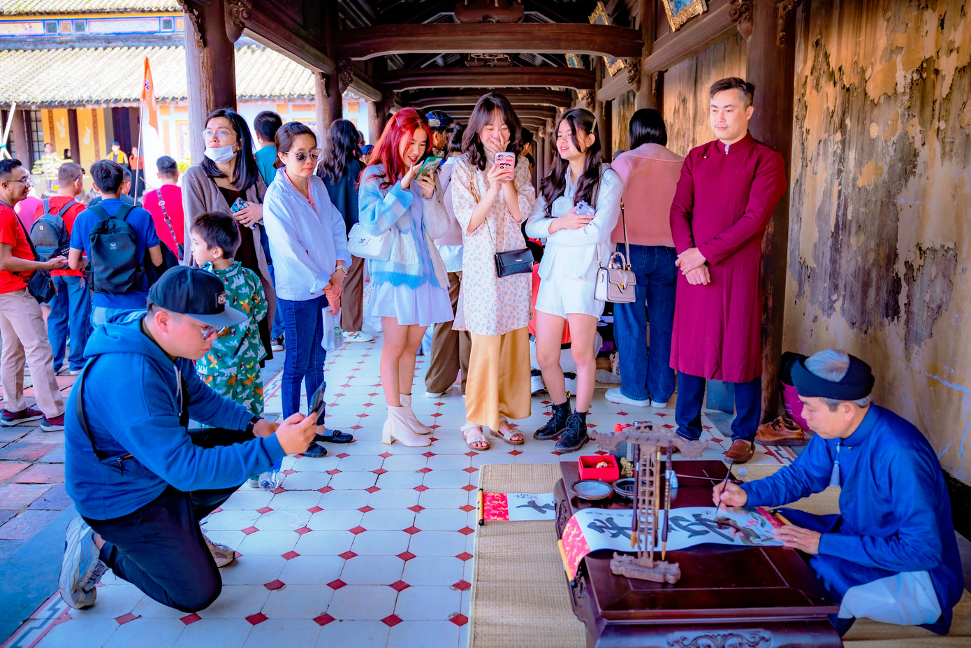 Nhiều người chờ “xin chữ” đầu năm với kỳ vọng “cát tường, như ý”, “đại cát, đại lợi”, hanh thông, an lạc... từ thông điệp của những bức thư pháp mang lại. Ảnh: Đình Hoàng