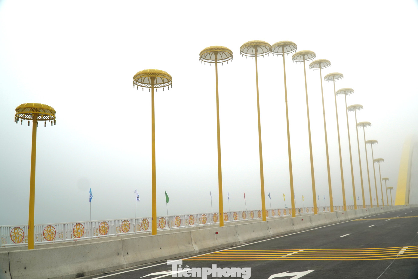 Cầu Nguyễn Hoàng không chỉ là một công trình trọng điểm về giao thông của địa phương mà còn mang đậm dấu ấn văn hóa Huế. Hệ thống đèn chiếu sáng trên cầu được thiết kế theo hình lọng cung đình, tạo nên vẻ đẹp vừa cổ kính, vừa hiện đại. Lối đi bộ lát gạch, lan can trang trí mang những họa tiết mỹ thuật cổ điển cũng là một điểm nhấn, giúp công trình hài hòa với cảnh quan sông Hương thơ mộng.