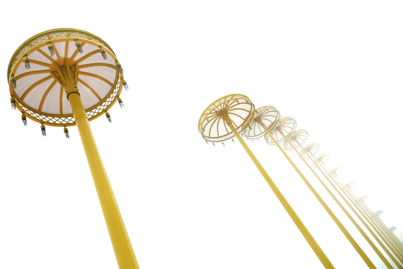 Cầu Nguyễn Hoàng không chỉ là một công trình trọng điểm về giao thông của địa phương mà còn mang đậm dấu ấn văn hóa Huế. Hệ thống đèn chiếu sáng trên cầu được thiết kế theo hình lọng cung đình, tạo nên vẻ đẹp vừa cổ kính, vừa hiện đại. Lối đi bộ lát gạch, lan can trang trí mang những họa tiết mỹ thuật cổ điển cũng là một điểm nhấn, giúp công trình hài hòa với cảnh quan sông Hương thơ mộng.