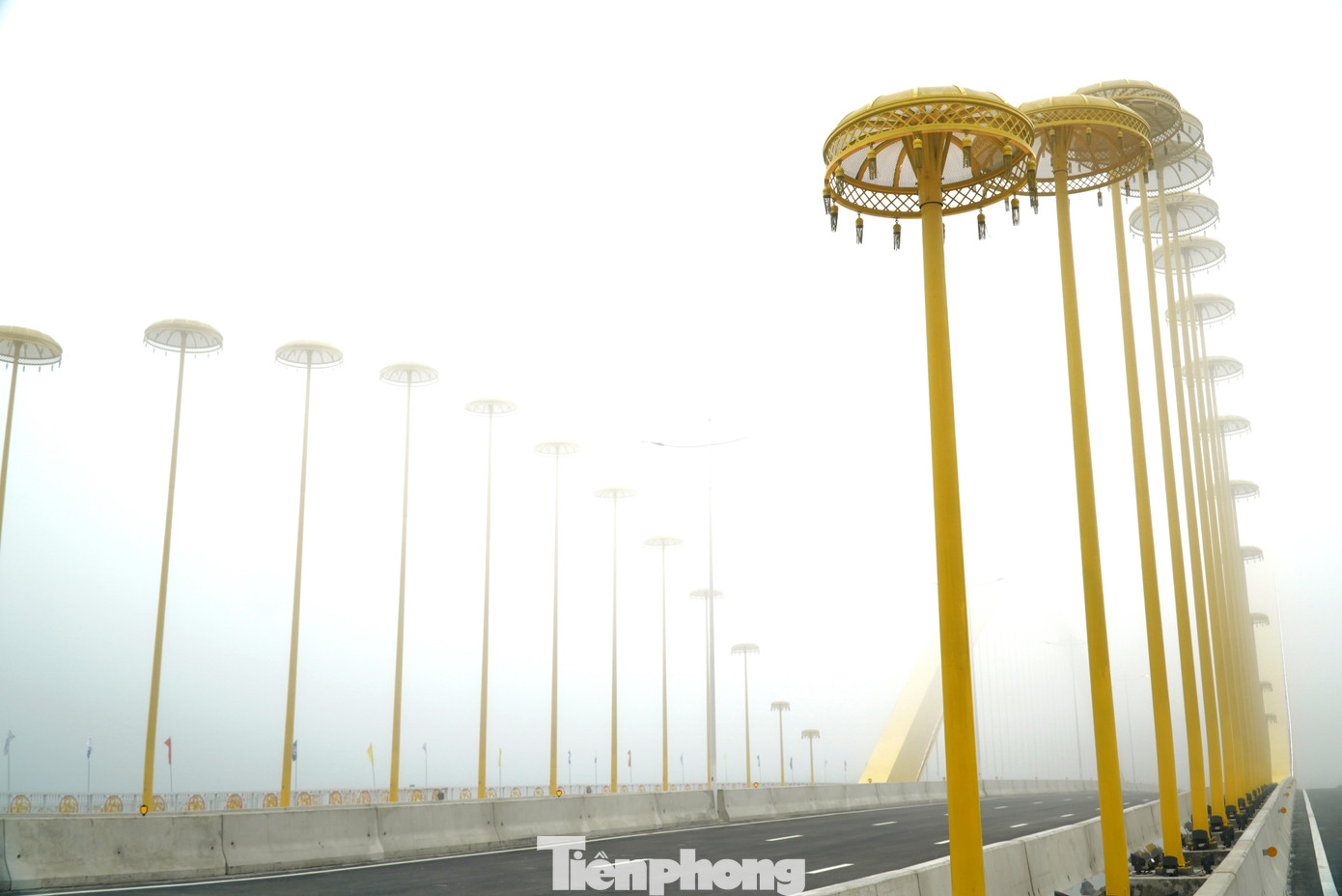 Cầu Nguyễn Hoàng không chỉ là một công trình trọng điểm về giao thông của địa phương mà còn mang đậm dấu ấn văn hóa Huế. Hệ thống đèn chiếu sáng trên cầu được thiết kế theo hình lọng cung đình, tạo nên vẻ đẹp vừa cổ kính, vừa hiện đại. Lối đi bộ lát gạch, lan can trang trí mang những họa tiết mỹ thuật cổ điển cũng là một điểm nhấn, giúp công trình hài hòa với cảnh quan sông Hương thơ mộng.