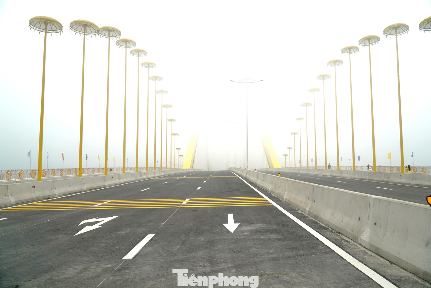 Cầu Nguyễn Hoàng không chỉ là một công trình trọng điểm về giao thông của địa phương mà còn mang đậm dấu ấn văn hóa Huế. Hệ thống đèn chiếu sáng trên cầu được thiết kế theo hình lọng cung đình, tạo nên vẻ đẹp vừa cổ kính, vừa hiện đại. Lối đi bộ lát gạch, lan can trang trí mang những họa tiết mỹ thuật cổ điển cũng là một điểm nhấn, giúp công trình hài hòa với cảnh quan sông Hương thơ mộng.