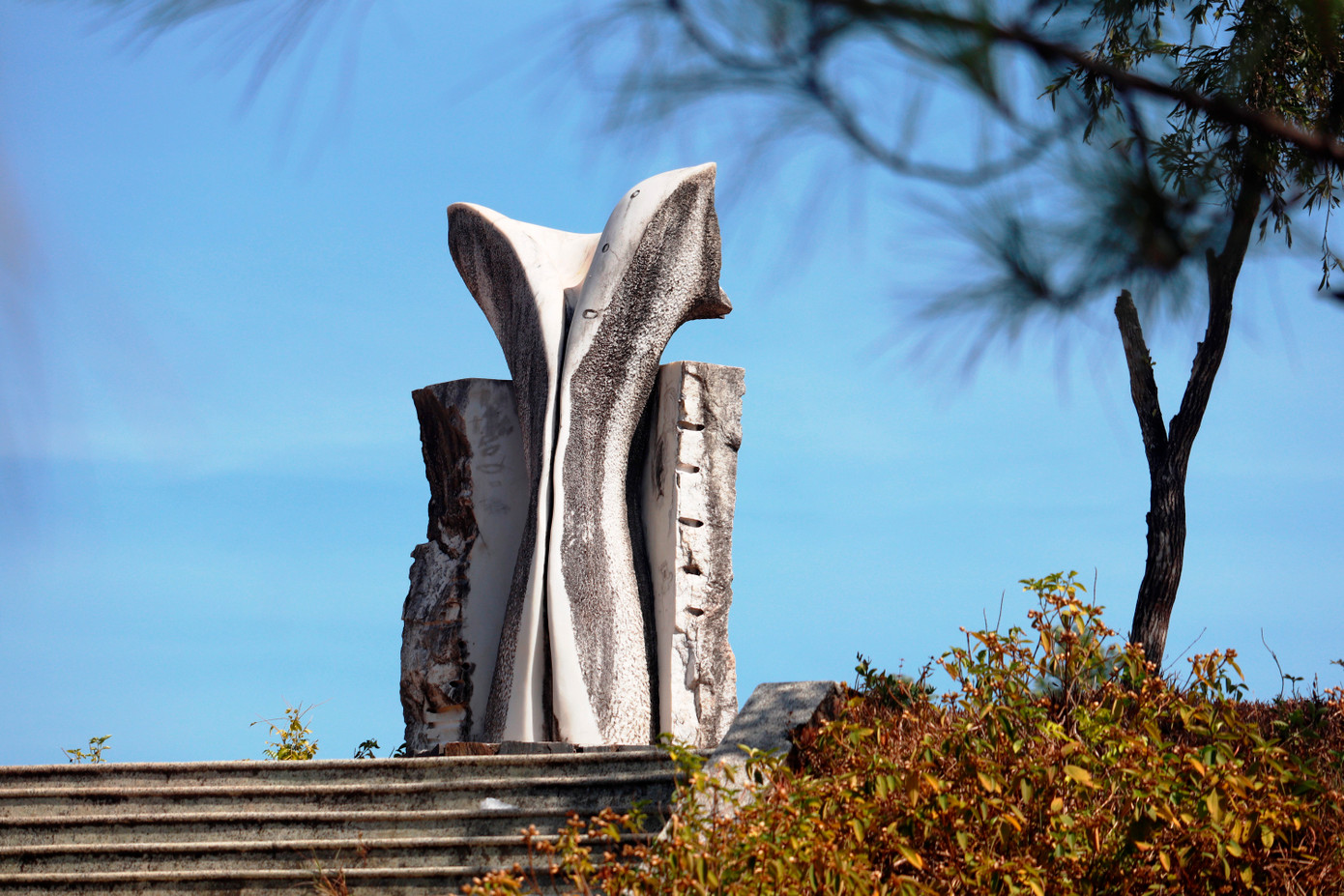 Qua hơn 17 năm, hàng loạt tác phẩm điêu khắc bị rơi vào lãng quên.