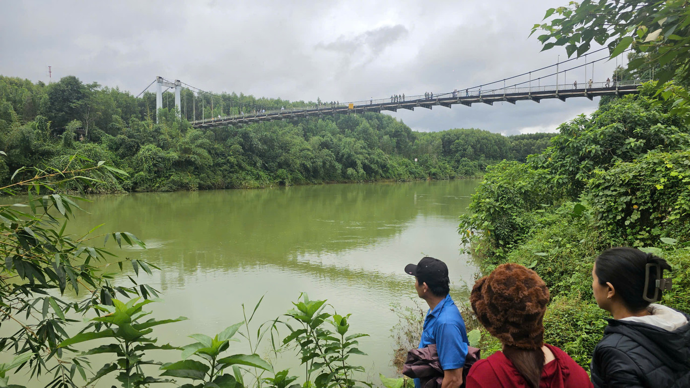 Cầu treo Bình Thành sau vụ tai nạn giao thông làm xe tải chở rác rơi xuống sông.