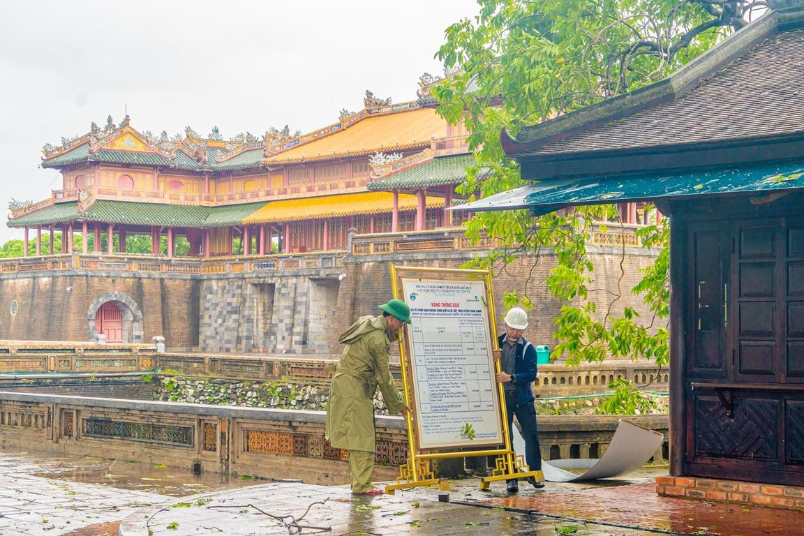 Sắp xếp lại biển thông báo để chuẩn bị phục vụ du khách trở lại. Ảnh: Bảo Minh