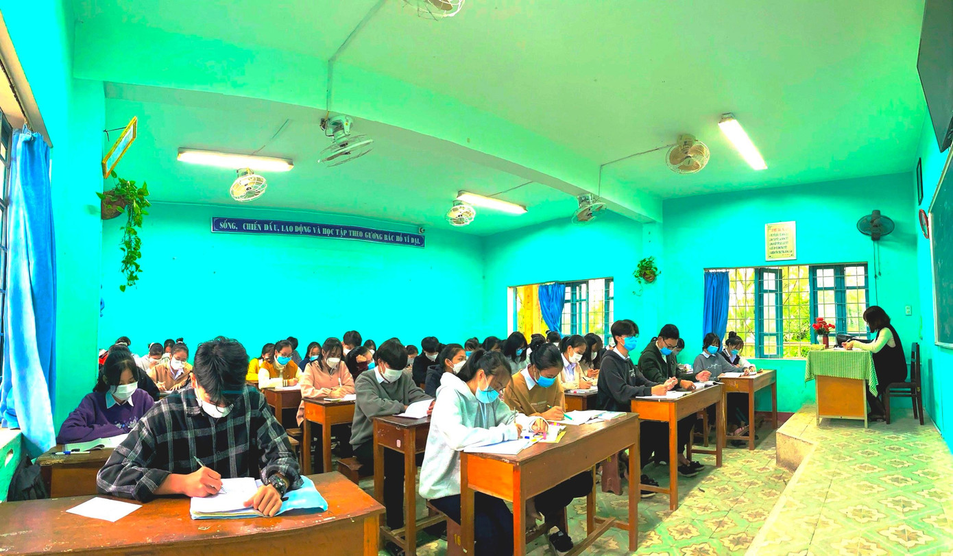 Học sinh Trường THPT Phú Bài (thị xã Hương Thủy) phấn khởi khi học tập trực tiếp tại lớp. Học sinh Trường THPT Phú Bài (thị xã Hương Thủy) phấn khởi khi học tập trực tiếp tại lớp.