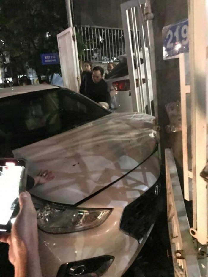 Xe ô tô con gây tai nạn trước đó đâm vào cổng một ngôi nhà dân trên đường Trần Phú, TP Huế. Ảnh MXH Xe ô tô con gây tai nạn trước đó đâm vào cổng một ngôi nhà dân trên đường Trần Phú, TP Huế. Ảnh MXH