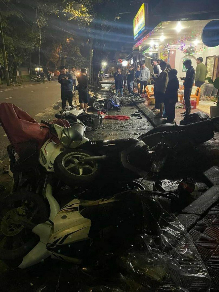 Hiện trường vụ đâm ô tô vào hàng loạt xe gắn máy trên đường Đinh Tiên Hoàng, TP Huế. Ảnh MXH Hiện trường vụ đâm ô tô vào hàng loạt xe gắn máy trên đường Đinh Tiên Hoàng, TP Huế. Ảnh MXH