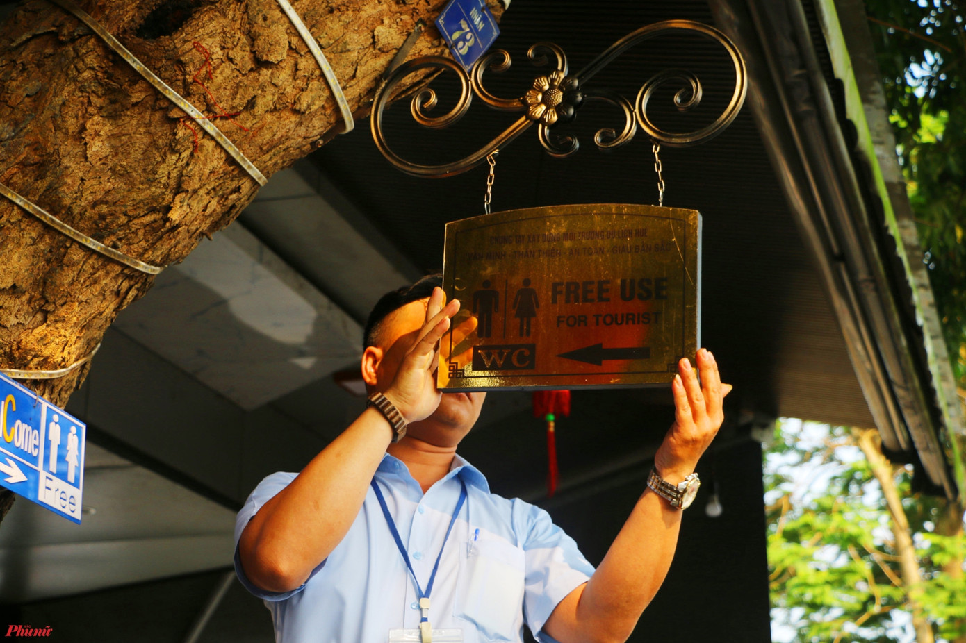 Cùng với đó, cuộc vận động phát triển hệ thống nhà vệ sinh miễn phí (WC free use for tourist) tại các cơ sở kinh doanh, hộ dân, phục vụ khách du lịch do Thành ủy Huế phát động cũng được triển khai. Đến nay, đã có hàng trăm hộ dân, cơ sở kinh doanh hưởng ứng cuộc vận động này.