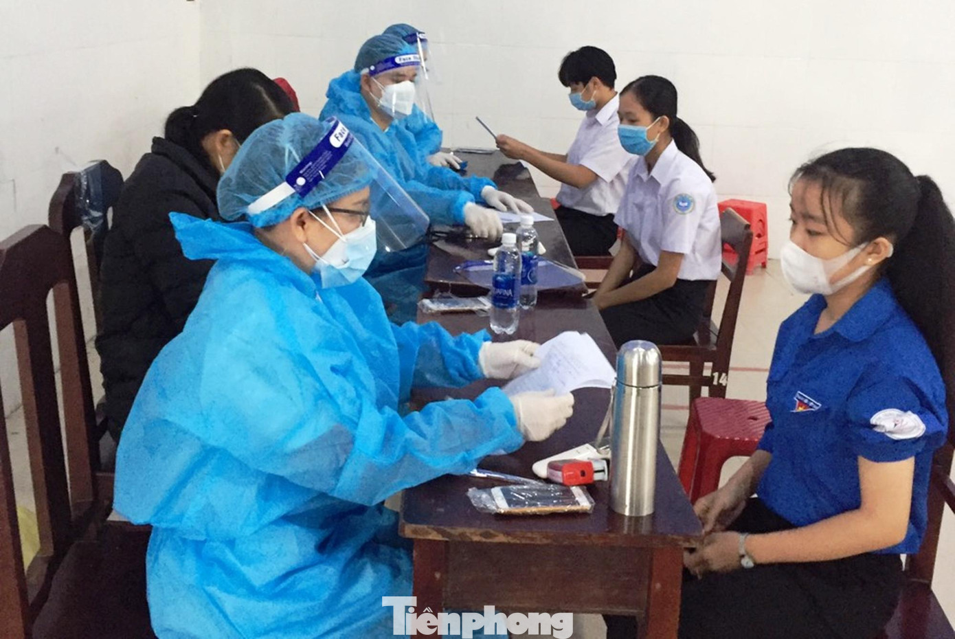 Học sinh làm thủ tục trước khi tiêm chủng tại trường Học sinh làm thủ tục trước khi tiêm chủng tại trường