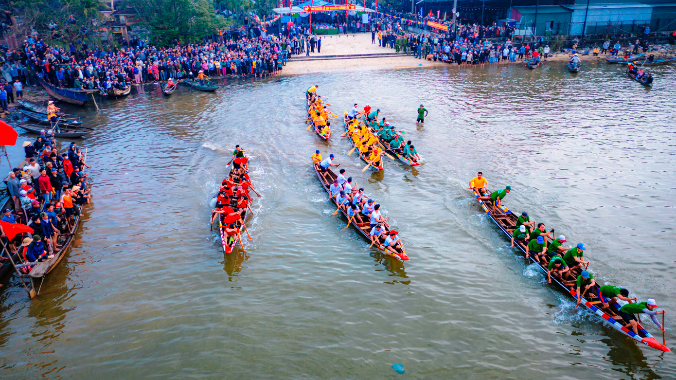 Hoạt động được trông chờ nhất là màn đua ghe sôi động, kịch tính tại lễ hội cầu ngư Thuận An. Ảnh: Đình Hoàng
