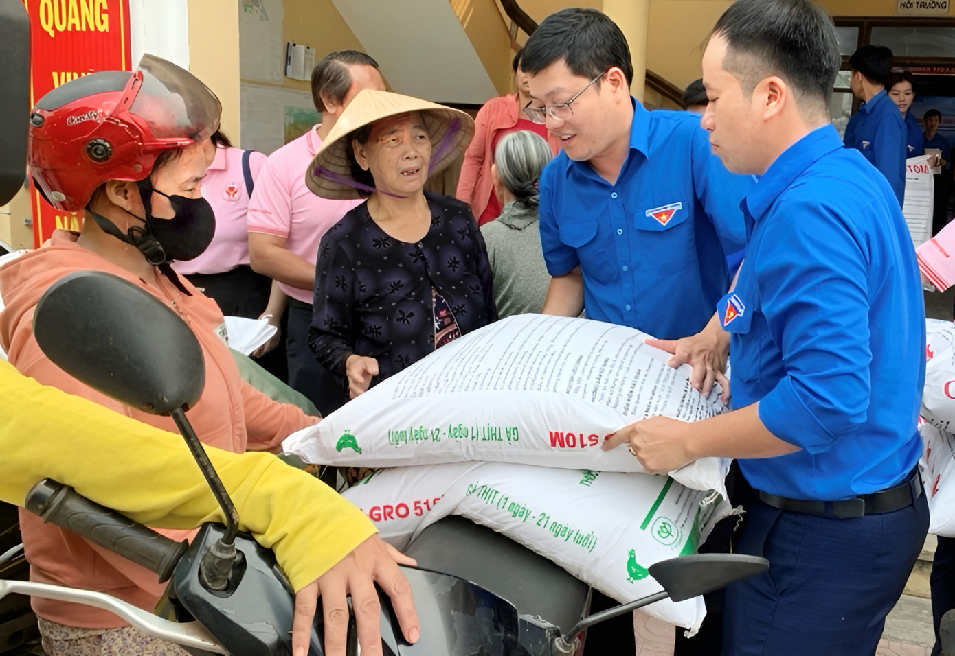 Bí thư Tỉnh Đoàn TT-Huế Nguyễn Thanh Hoài (thứ hai từ phải sang) cùng đoàn viên, thanh niên chuyển thức ăn chăn nuôi hỗ trợ dân nghèo cải thiện sinh kế. Bí thư Tỉnh Đoàn TT-Huế Nguyễn Thanh Hoài (thứ hai từ phải sang) cùng đoàn viên, thanh niên chuyển thức ăn chăn nuôi hỗ trợ dân nghèo cải thiện sinh kế.